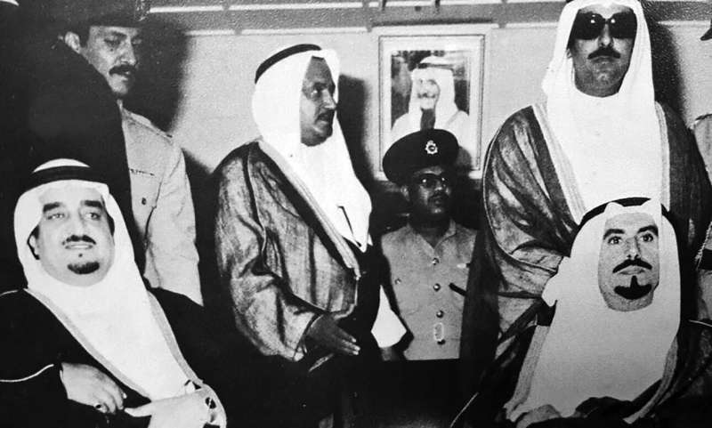 سموه في صورة مع الأمير الراحل جابر الأحمد والراحل الملك فهد بن عبدالعزيز 