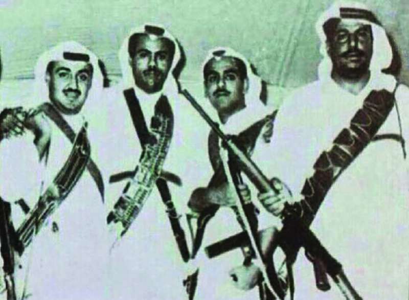 صورة أرشيفية لسمو الأمير الشيخ مشعل الأحمد (الثاني إلى اليمين) مع الشيخ نواف الأحمد (الثالث إلى اليمين) والشيخ فهد السالم (الأول إلى اليمين) رحمهما الله 