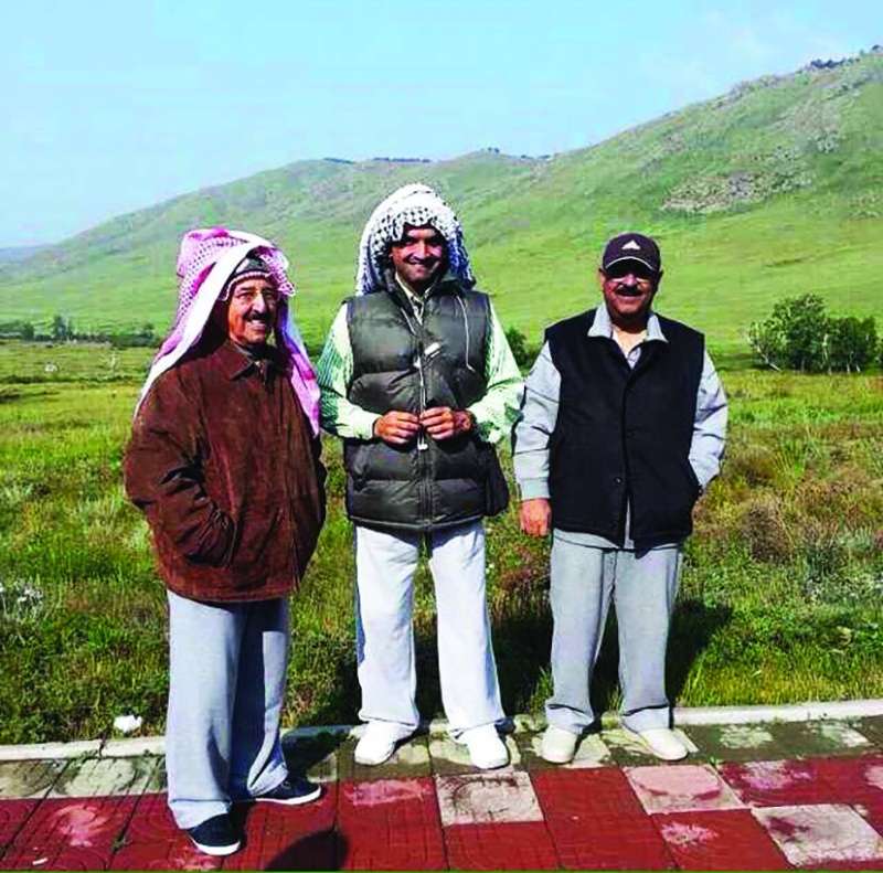 


سموه مرافقاً الأمير الراحل صباح الأحمد في إحدى سفراته 