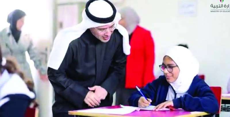 ويسأل طالبة أخرى