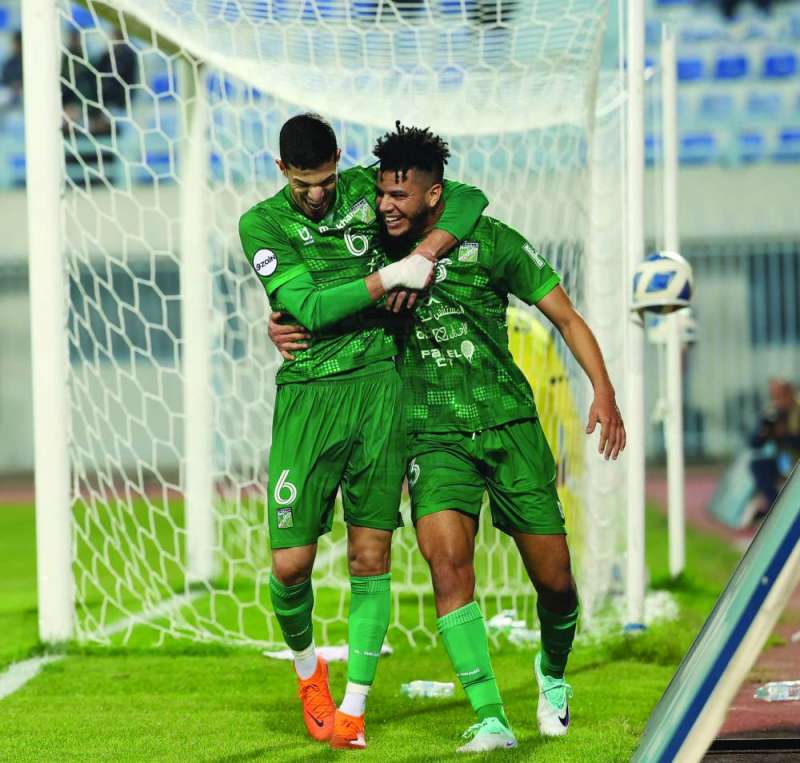 


خابا والعنزي يحتفلان بهدف العربي الأول 