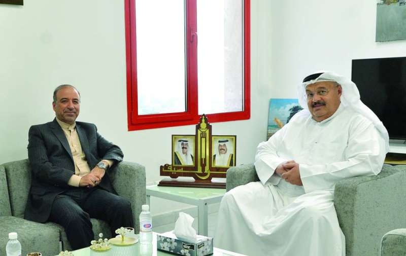 


رئيس التحرير خلال استقباله السفير الإيراني 	(تصوير سعود سالم) 