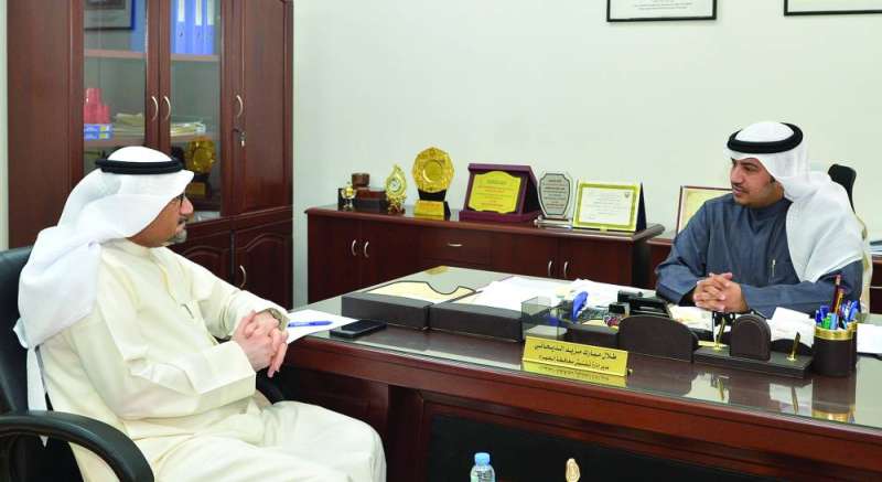 الديحاني متحدثاً للزميل ناصر الفرحان 