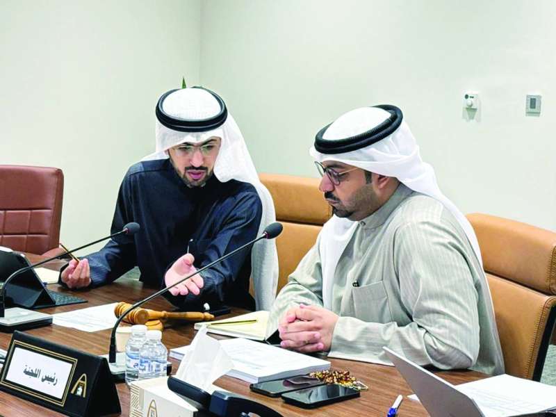 


فهد العبدالجادر وخالد المطيري خلال الاجتماع 