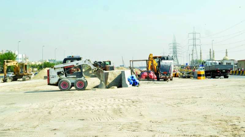 


آليات في موقع المشروع 