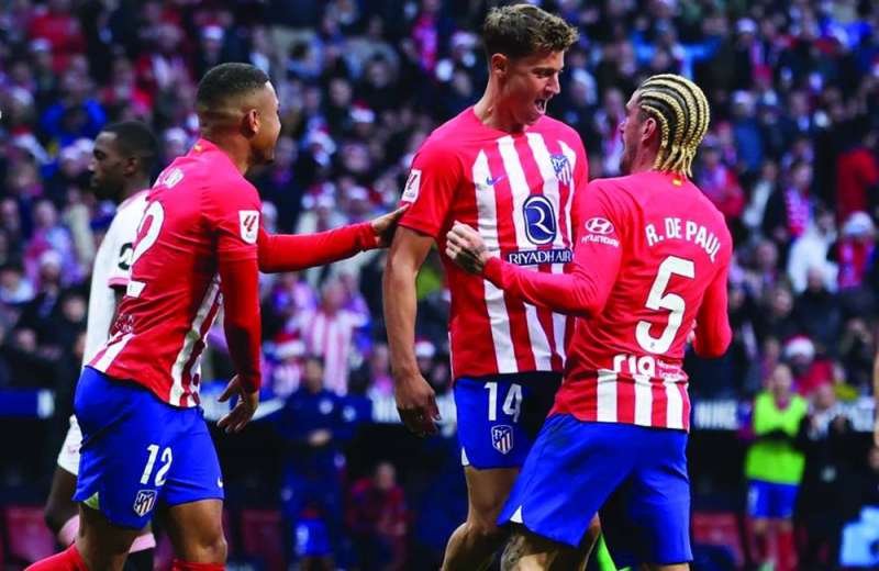 ماركوس لورنتي محتفلاً مع أنطوان غريزمان بهدفه في مرمى إشبيلية