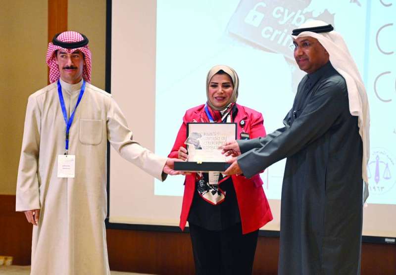 تكريم ممثلة وزارة الكهرباء ذكريات العتيبي