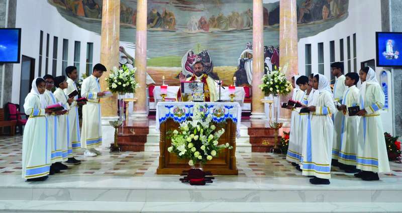 


كنائس الكويت ألغت الاحتفالات واقتصرت على الصلوات 	(تصوير سعود سالم) 