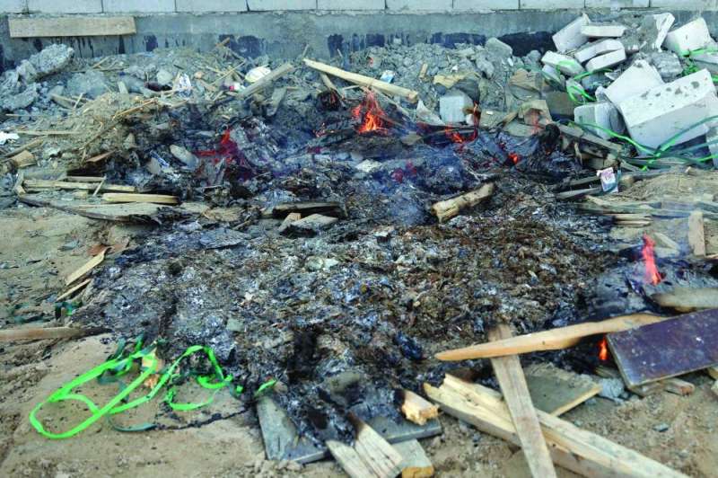 مخالفة إشعال الفحم بجانب أحد الأبنية تحت الإنشاء