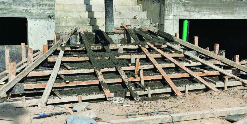 إحدى المخالفات الجسيمة التي تعرض عمال البناء للخطر