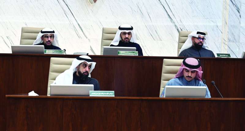 خالد المطيري مترئساً الجلسة وإلى يمينه سعود الدبوس (تصوير نايف العقلة)