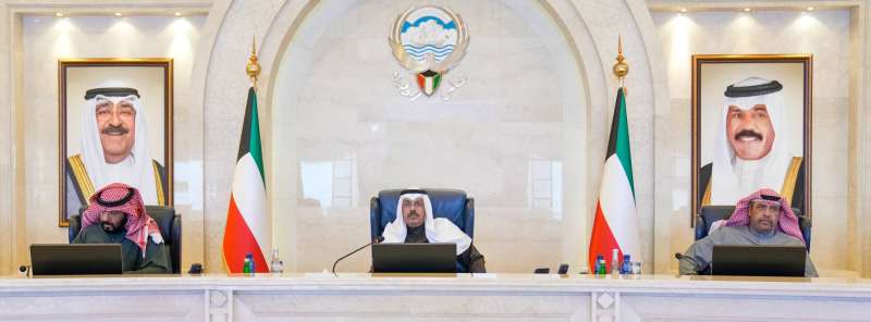 رئيس الوزراء مترئساً اجتماع الحكومة وإلى جانبه طلال الخالد وأحمد الفهد