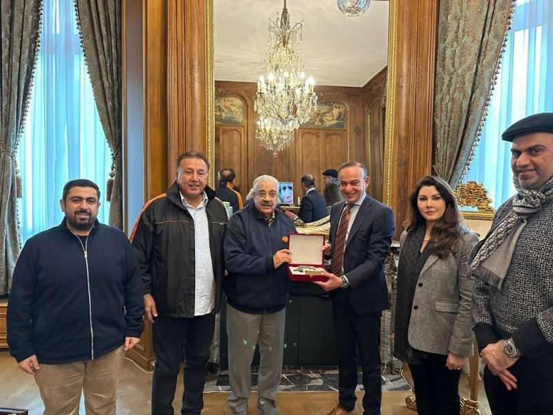 الوفد الكويتي مع السفير محمد الجديع 