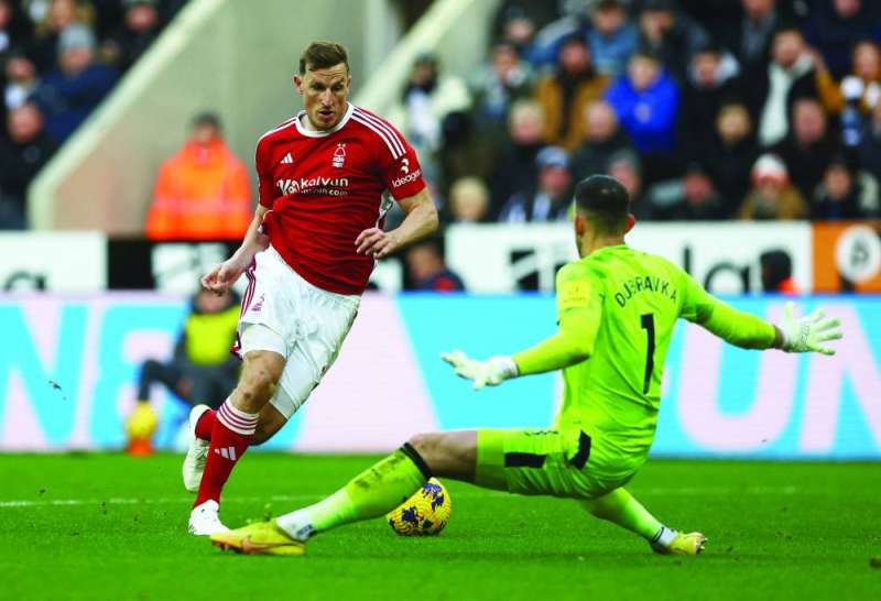 كريس وود يراوغ حارس نيوكاسل مارتين دوبرافكا قبل تسجيل الهدف الثالث	(رويترز) 