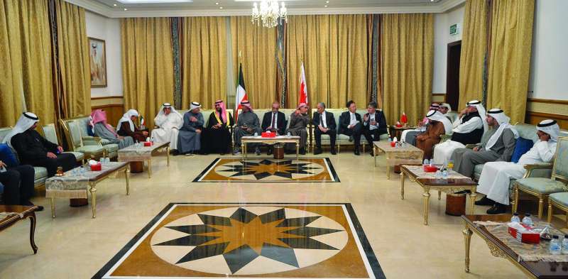 


السفير البحريني مستقبلاً رواد الديوانية	 (تصوير سعود سالم) 