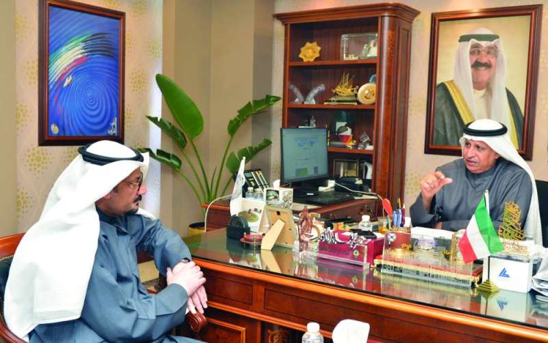 العوفان متحدثاً للزميل ناصر الفرحان	