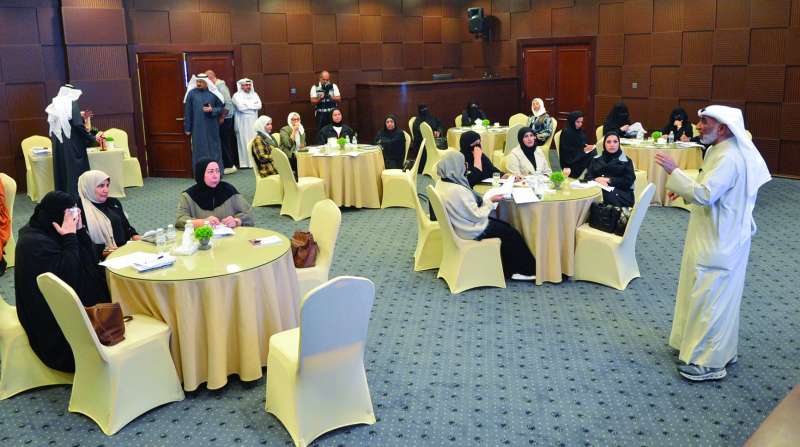 أيوب الأيوب محاضراً في الدورة التدريبية لذوي الشهداء (تصوير سعود سالم)