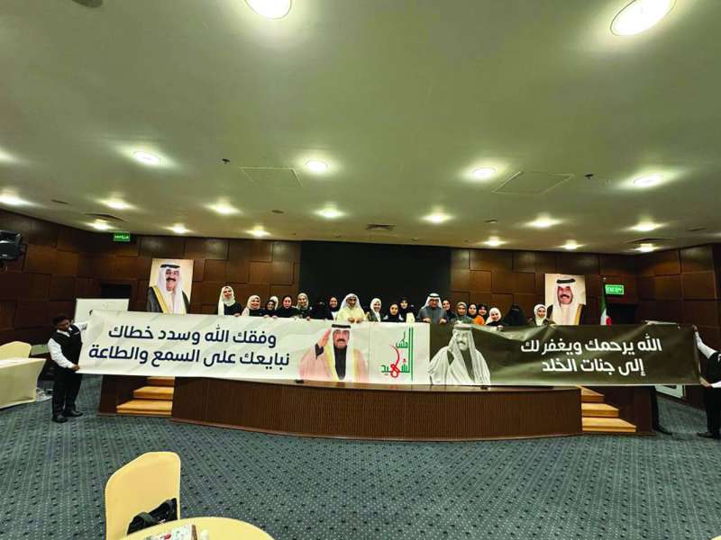 العوفان وذوو الشهداء في لقطة جماعية 