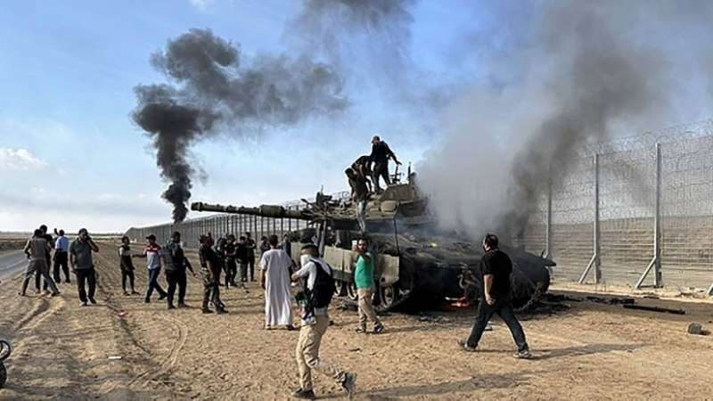 إحراق دبابة إسرائيلية خلال عملية «طوفان الأقصى» في 7 أكتوبر