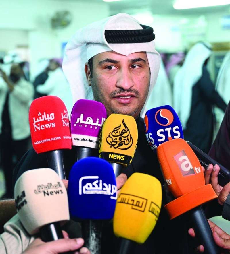 النائب بدر نشمي متحدثاً على هامش التشييع 