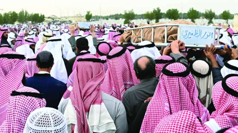


جثمانا المطيري والظفيري إلى مثواهما الأخير	 (تصوير نايف العقلة) 