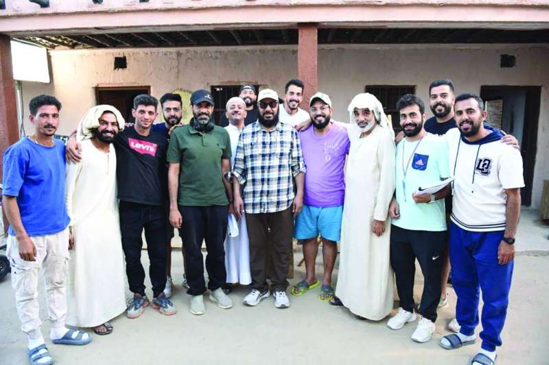 


العميري والطوالة مع فريق عمل المسلسل 