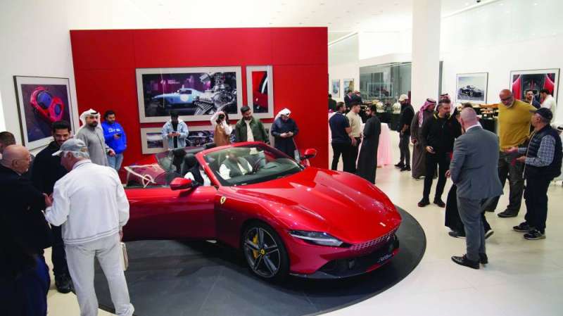 عملاء يعاينون المركبة 