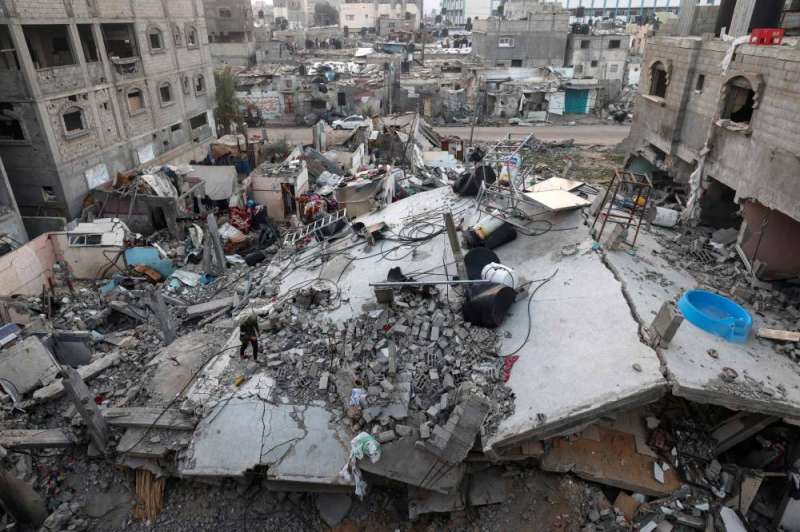 دمار واسع في رفح أمس بعد غارات إسرائيلية (أ ف ب)