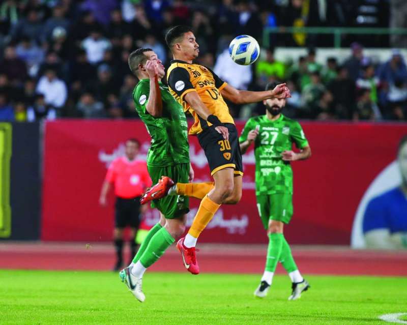 


يوسف بن سودة يستحوذ على الكرة من أمام مدافع العربي 