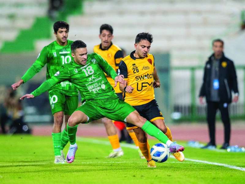 صراع على الكرة بين الفنيني وكرم