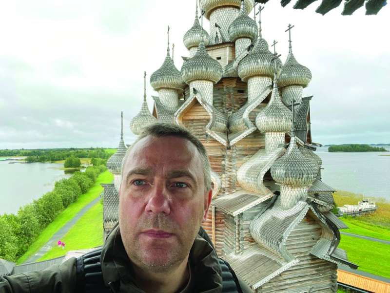 


السفير الروسي أمام كنيسة التجلي في روسيا 