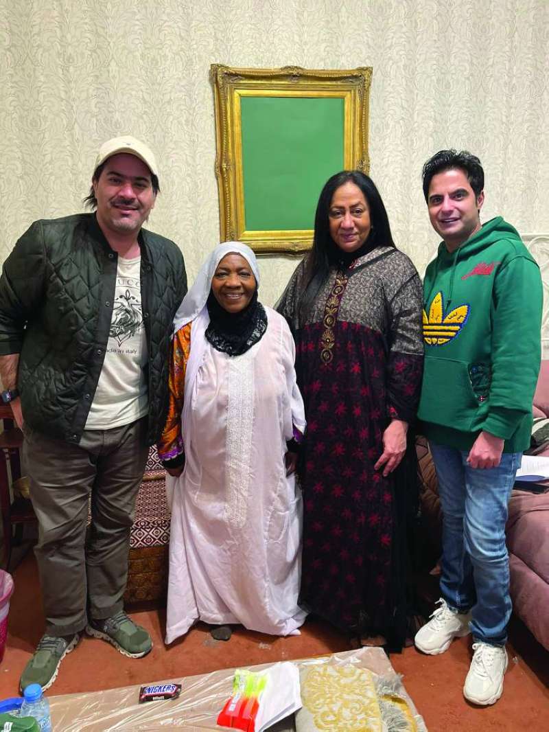 


الزميل حمود العنزي مع سعاد علي وسلوى بخيت وصادق بهبهاني 