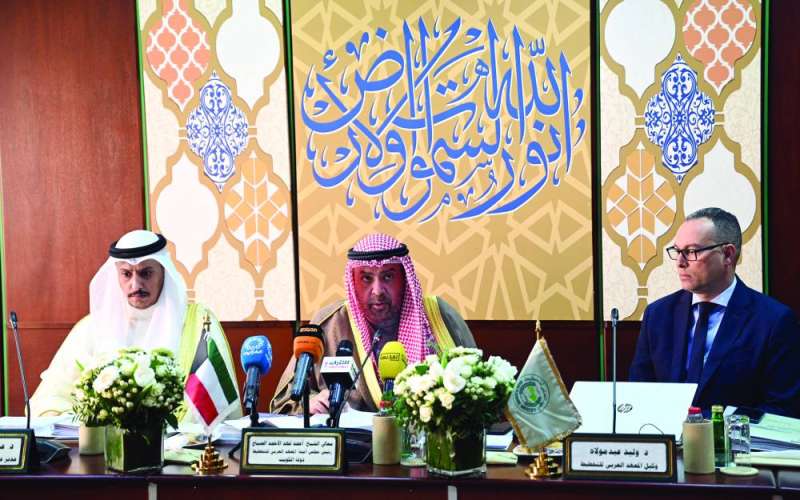 


الفهد متوسطاً وكيل المعهد وليد عبد مولاه وعبدالله الشامي 	 (تصوير نايف العقلة) 