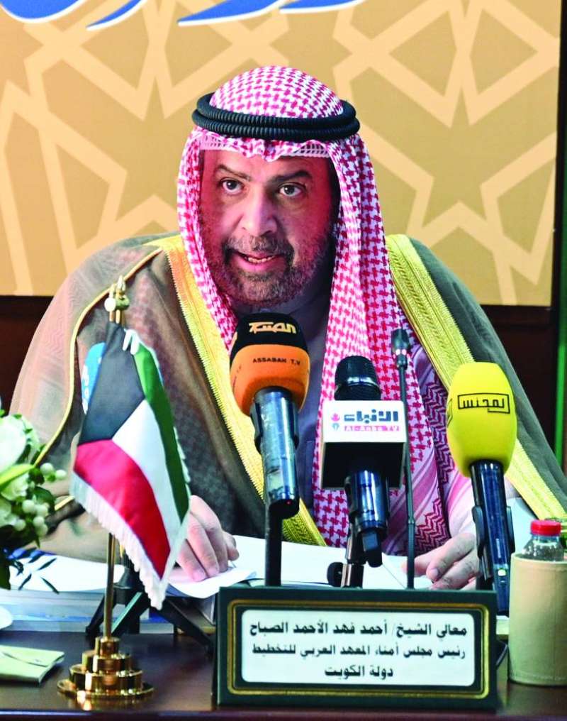 


الشيخ أحمد الفهد ملقياً كلمته 