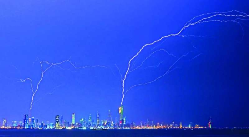 
البرق يرسم لوحة فنية في سماء الكويت مساء أول من أمس	(تصوير أسعد عبدالله) 