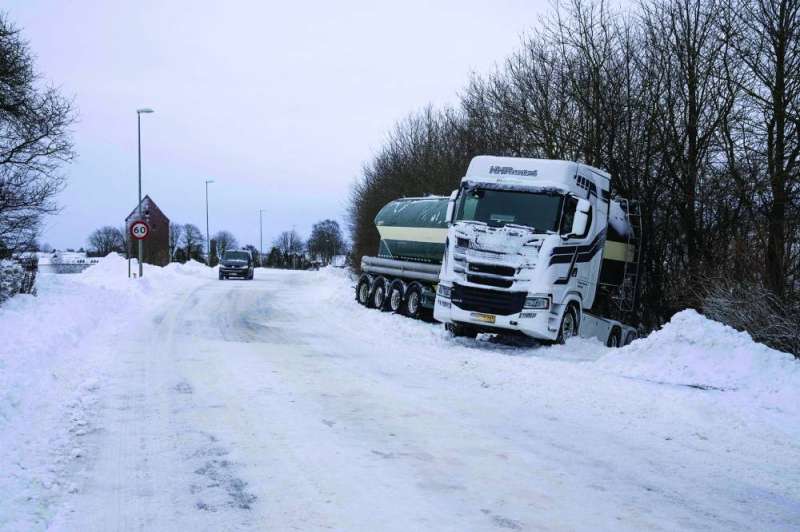 شاحنة انزلقت وعلقت على الطريق في الدنمارك