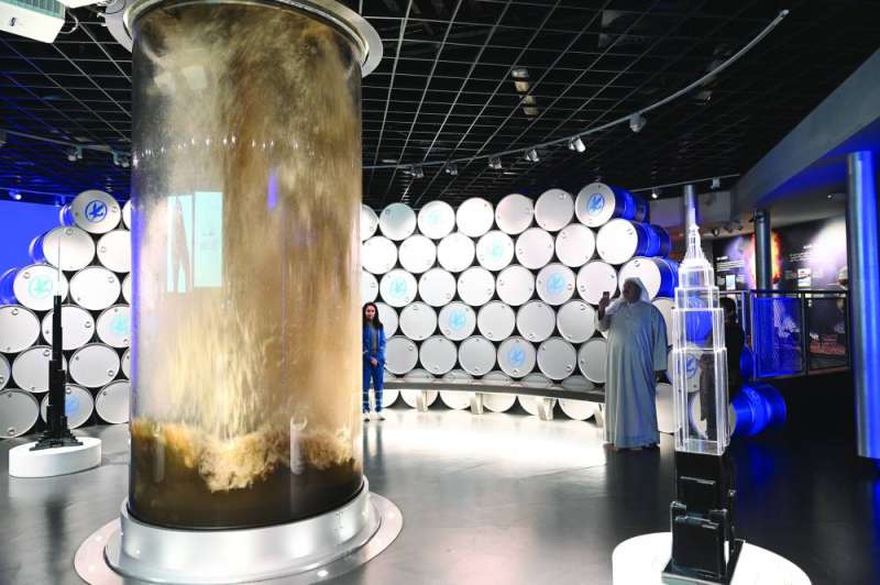 مجسم لأنبوب استخراج النفط من باطن الأرض 