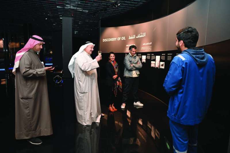 رئيس التحرير وليد الجاسم والرئيس التنفيذي لشركة «الراي العالمية RIMA» خالد الساير وريم الميع خلال جولة على أقسام المعرض 	 (تصوير أسعد عبدالله)