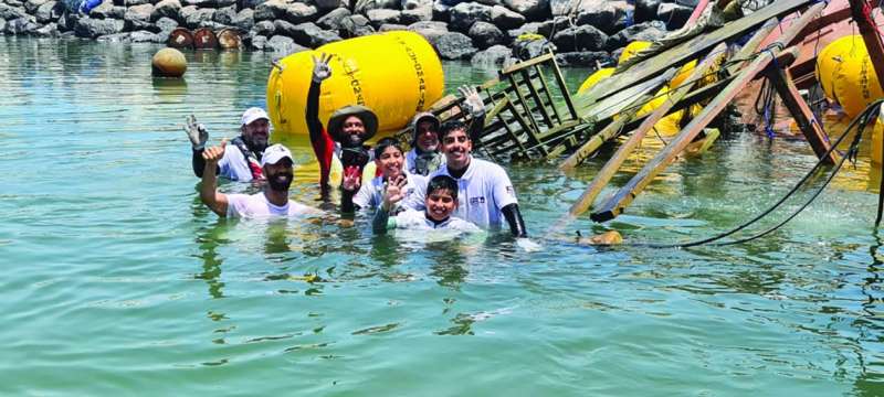 جانب من انتشال المخلفات البحرية
