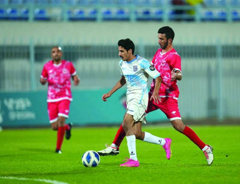 


أحمد رحيل يحاول قطع الكرة
من امام عبدالعزيز أسعد 