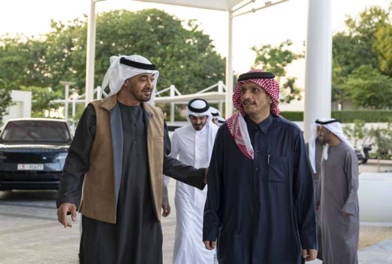 محمد بن زايد مرحباً بمحمد بن عبدالرحمن في أبوظبي أمس