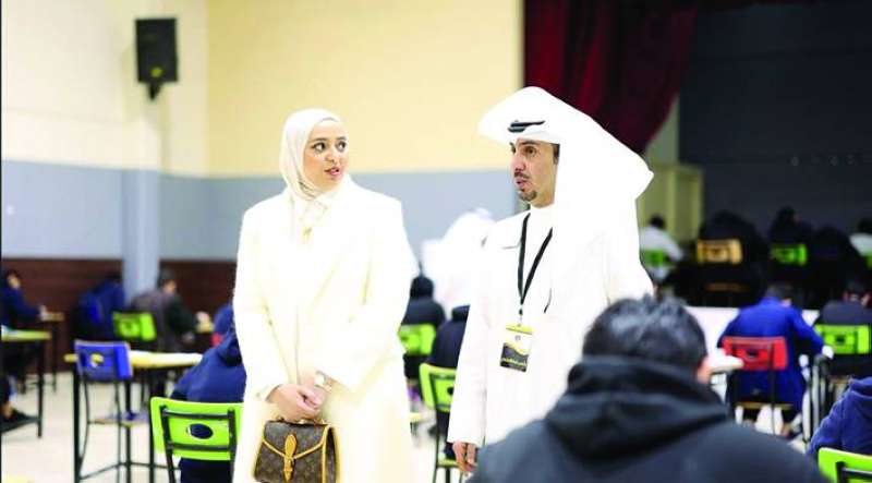 


الوكيلة الحمدان متفقدة إحدى اللجان 