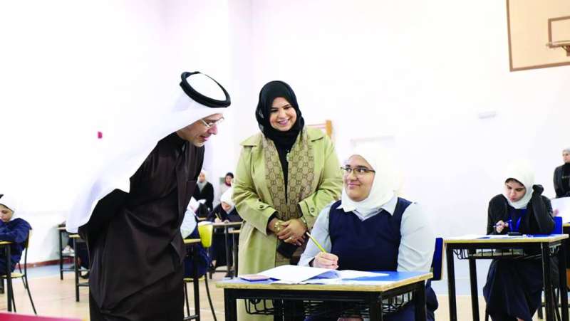 


 الوزير المانع متحدّثاً إلى إحدى الطالبات خلال تفقده سير الاختبارات 