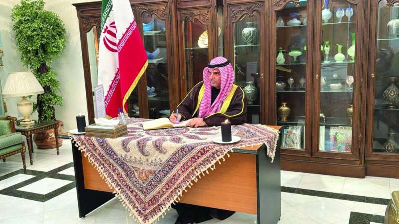 الياسين يدون كلمة عزاء في سجل السفارة 