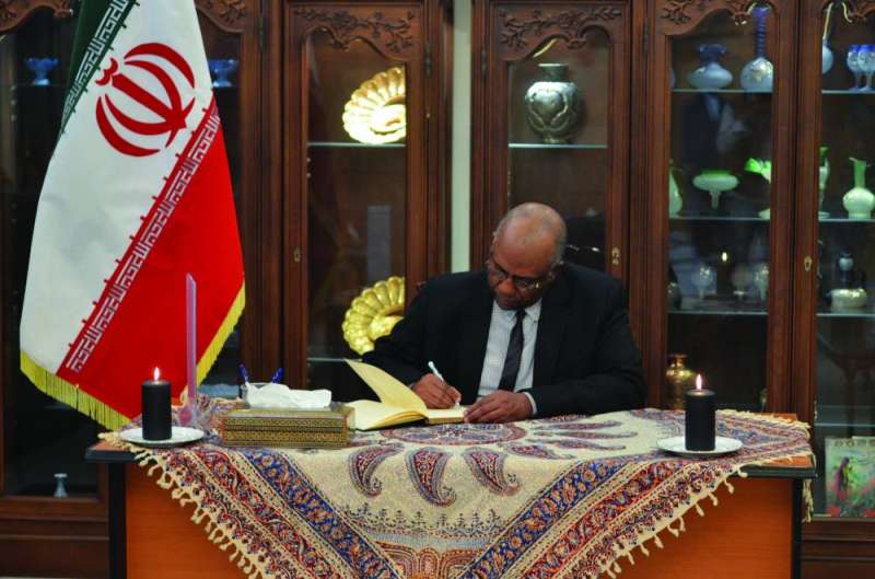 


سفير السودان خلال تدوينه كلمة في سجل التعازي 	 (تصوير سعود سالم) 