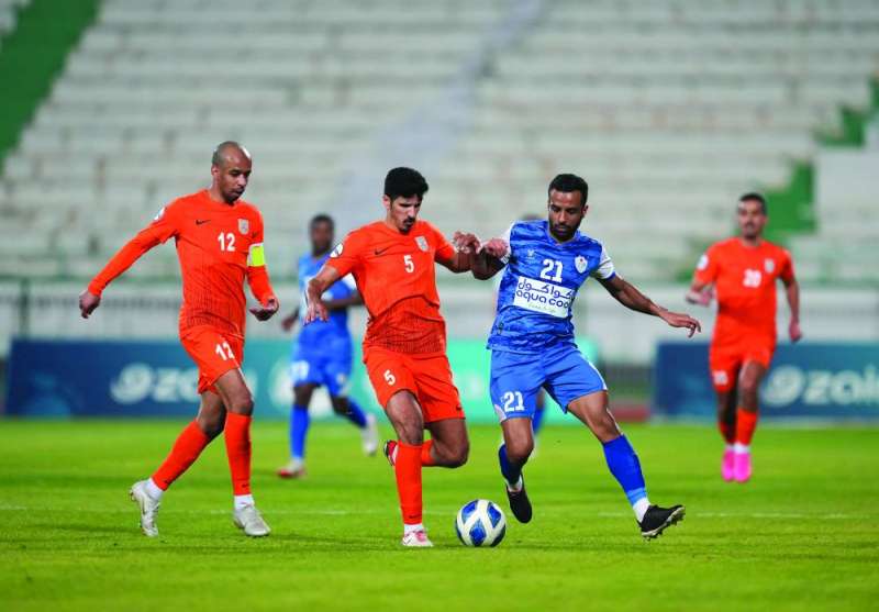 


صراع على الكرة بين 
عبدالله الباذر وخالد شامان 