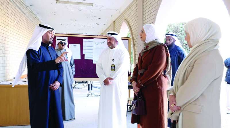 


الحمدان واللافي والمطوع في إحدى اللجان 