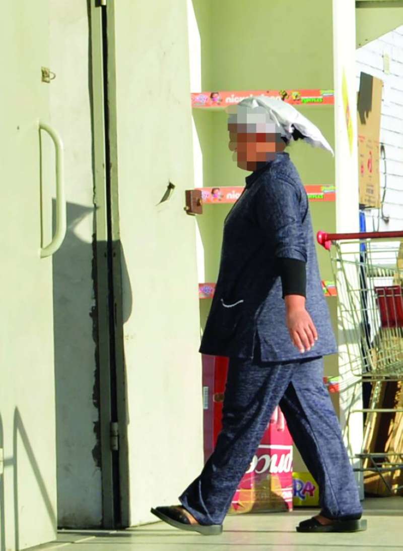 


الاستقدام في بعض دول الجوار وصل لـ 1350 د.ك.	(تصوير سعود سالم) 