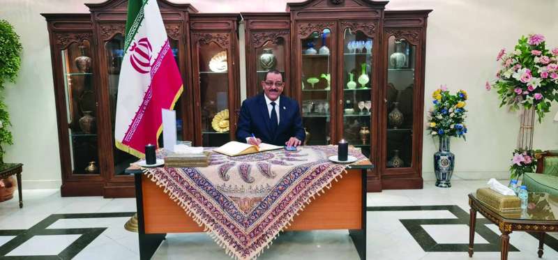 


سفير مالي مدوناً تعازيه في سجل السفارة 