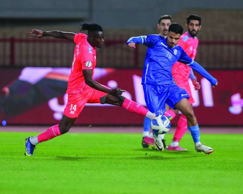 


 محترف السالمية إيساكا 
 يقطع الكرة أمام أنس الشبلي 